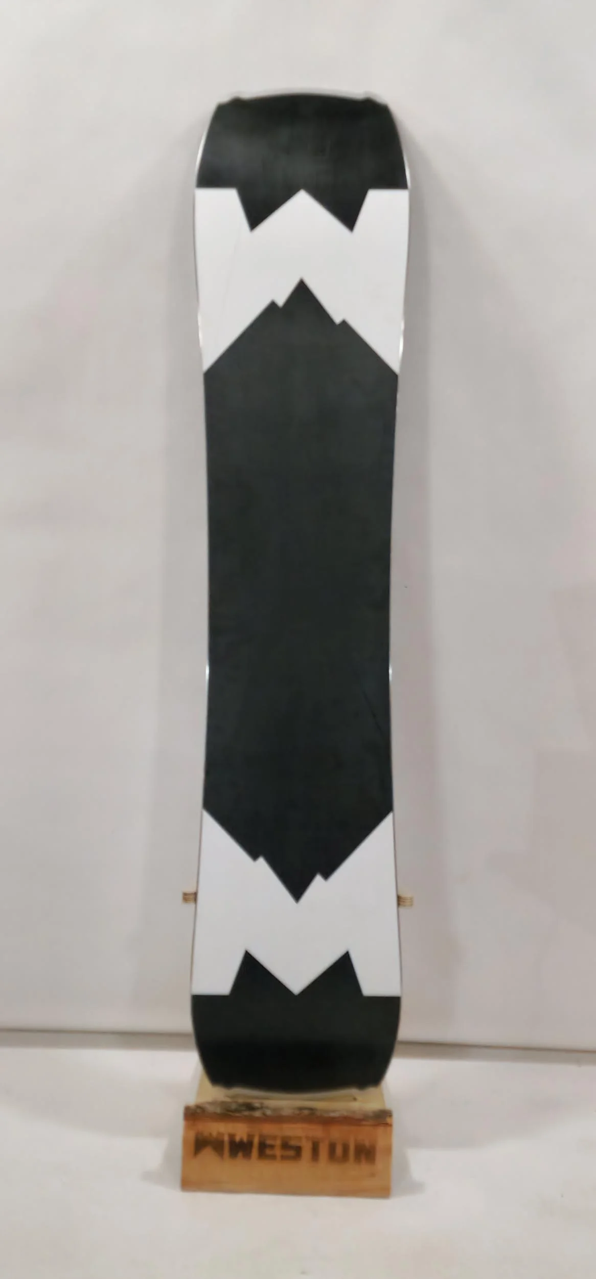 #272 Hatchet Snowboard Demo 152 Great Condition - Image 3