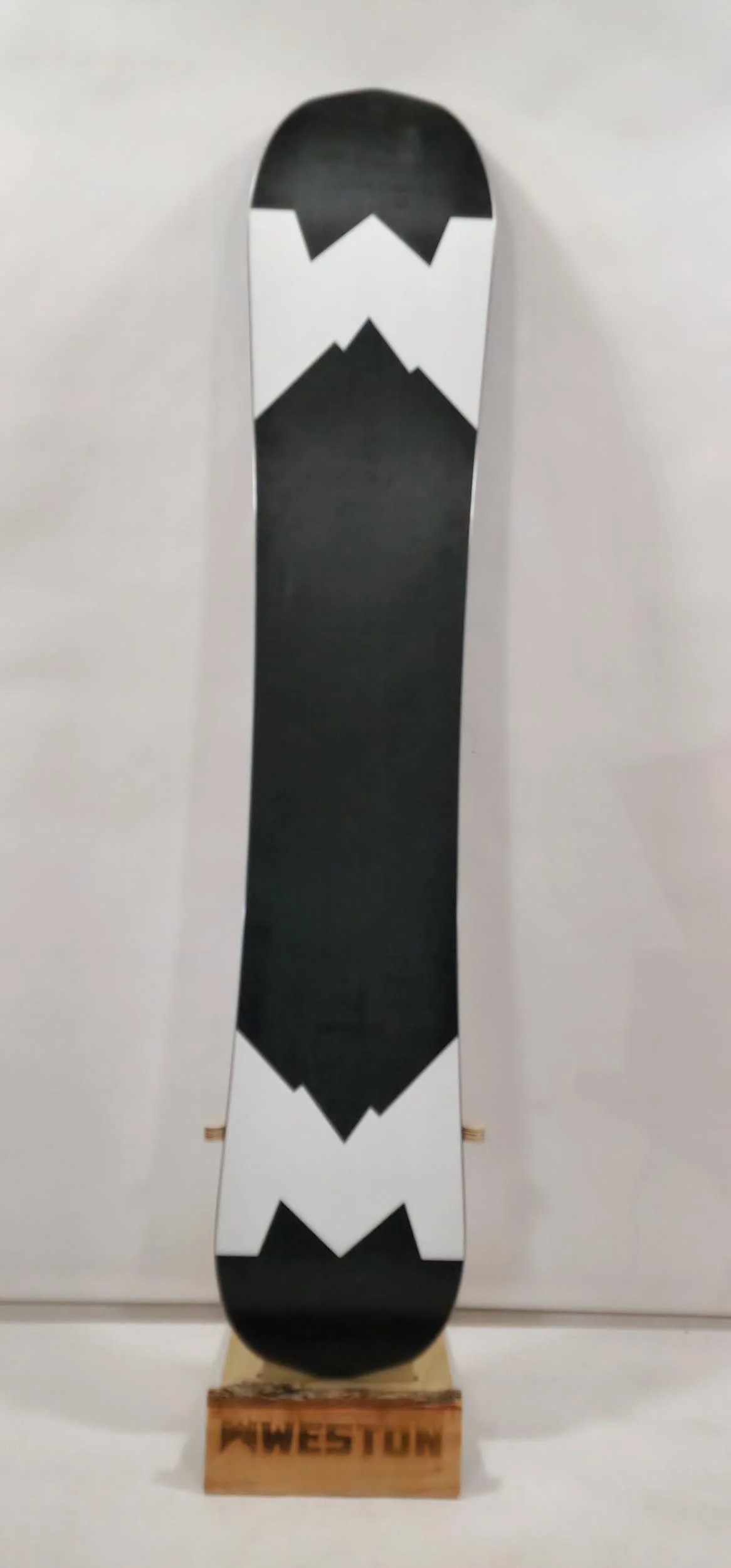 #278 Gnarnia Snowboard Demo 162 Like New - Image 3