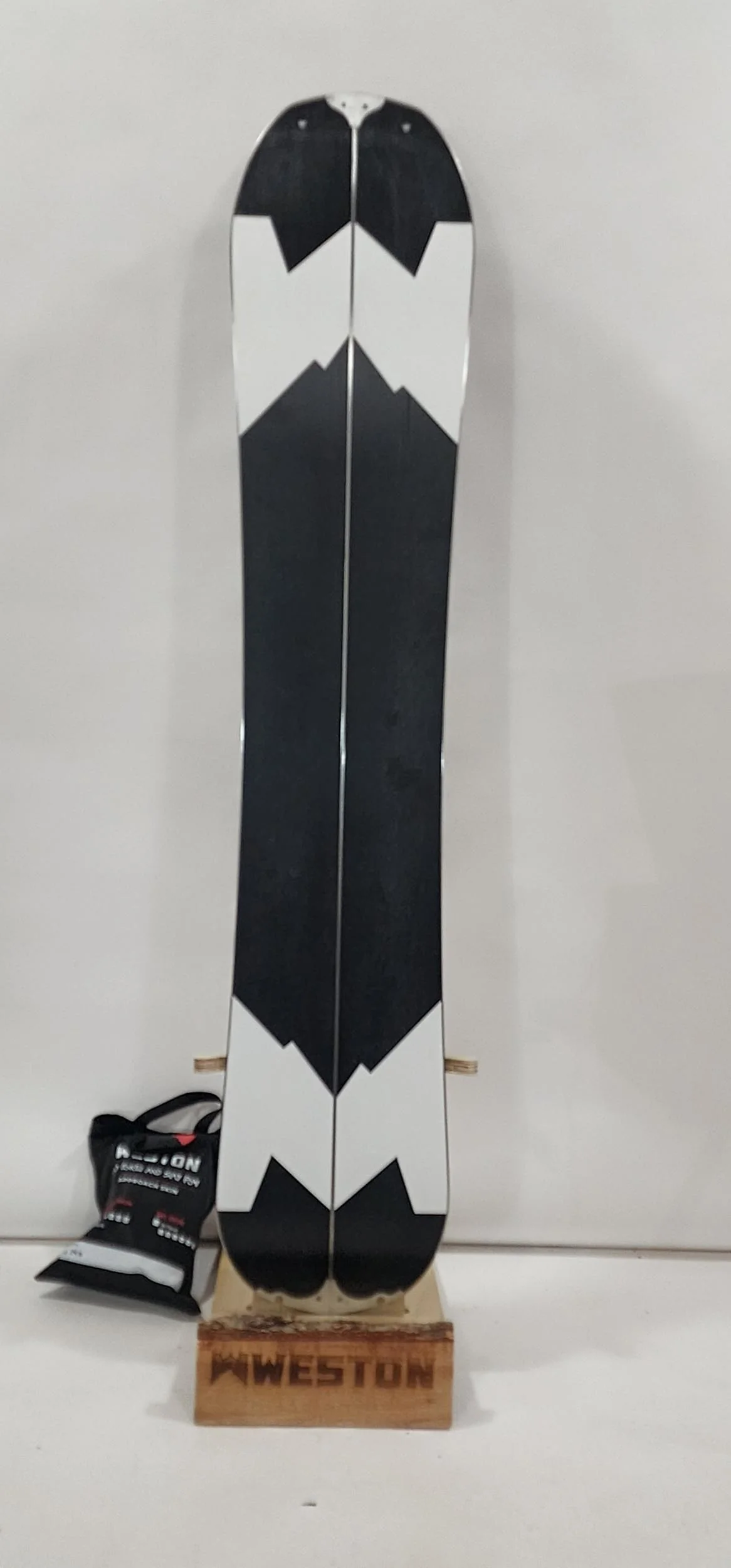 #296 25/26 Gnarnia Splitboard 147 w/skin #1 Demo Great Condition - Image 3